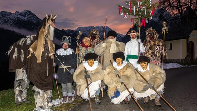 Zwischen Weihnachten und Neujahr gibt es in Salzburg einige besondere Bräuche. In Golling bringen mystische Figuren beim Sommer- und Winterspiel Glück und Segen an aktive Bauernhöfe.
