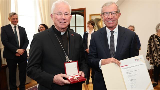 LH Wilfried Haslauer zeichnete Erzbischof Franz Lackner mit dem Großen Ehrenzeichen des Landes Salzburg aus.