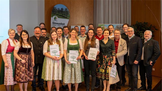 Die Ehrengäste mit den neuen BaumwärterInnen in Salzburg
